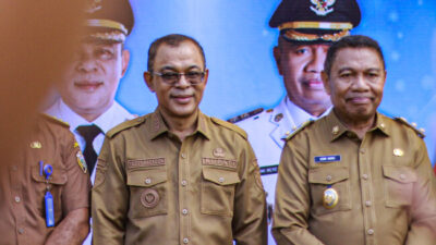 Bupati Ende, Yosef Benediktus Badeoda bersama wakil bupati Ende, Dominikus Minggu Mere usai melaksanakan apel perdana, Selasa 4 Maret 2025