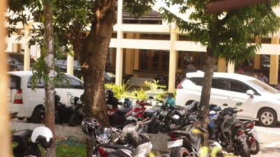 Keramaian di halaman gedung DPRD Ende saat sekelompok orang yang mengatas-namakan tim Deodo menyambangi kantor DPRD Ende mencari anggota dewan Armin Wasa (15/04/25)