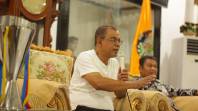 Bupati Ende, Yosef Benediktus Badeoda dan wakil bupati, Dominikus Minggu Mere saat bertemu awak media di rumah jabatan bupati Ende, 29 Maret 2025