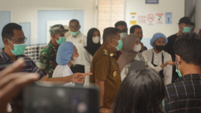 Wakil Bupati Ende Dominikus Minggu Mere meninjau fasilitas dapur MBG milik yayasan Ende Generasi Bergizi, usai peresmian, Senin, 1 September 2025