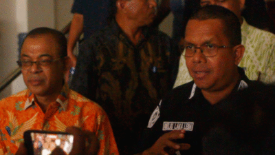 Gubernur NTT, Emanuel Melkiades Laka Lena dan Bupati Ende, Yosef Benediktus Badeoda saat memberikan keterangan pers di Kantor Bupati Ende, Sabtu (06/09/25)