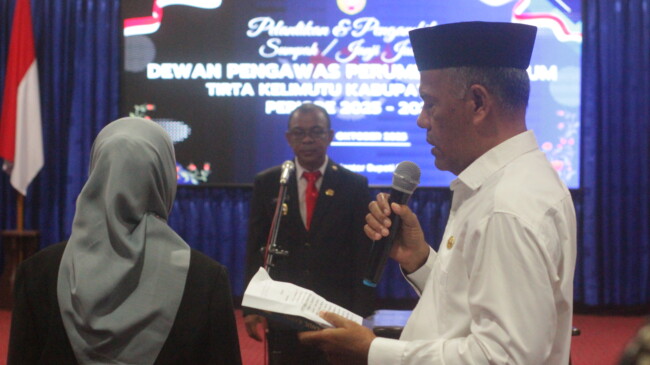 Bupati Ende, Yosef Benediktus Badeoda melantik dan mengambil sumpah, Hajah Siti Hajarul Hastuti, SE, sebagai Dewan Pengawas (Dewas) Perumda Air Minum Tirta Kelimutu Ende, Rabu 1 Oktober 2025