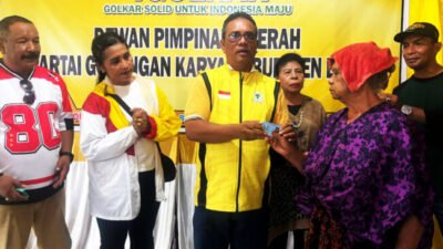 Ketua DPD II Golkar Ende, Heri Wadhi bersama Kadis Dukcapil Ende Lambertus Sigasare, Sekretaris DPD II Golkar Ende Megi Sigasare, pengurus DPD I Golkar NTT Ambrosius Reda memberikan Kartu Tanda Penduduk (KTP) kepada salah satu warga Kota Ende (18/10/25)
