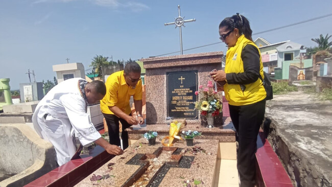 Pengurus DPD II Golkar Ende dipimpin ketua Heri Wadhi dan sekretaris Megi Sigasare beserta tokoh agama Pater Petrus Pit Duka Karwayu, CMf, berdoa di makam salah satu sesepuh Partai Golkar Ende, Yos Sigasare, Senin, 20 Oktober 2025