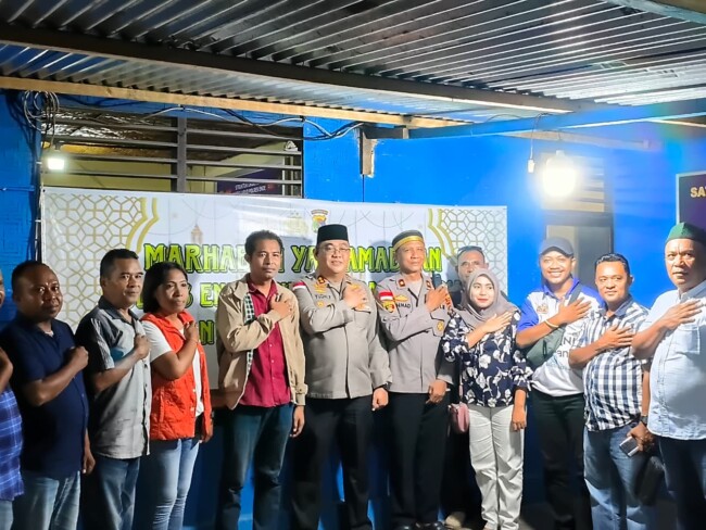 Kapolres Ende, AKBP Yudhi Franata bersama jajaran foto bersama para wartawan usai acara Buka Puasa Bersama, Minggu 8 Maret 2026