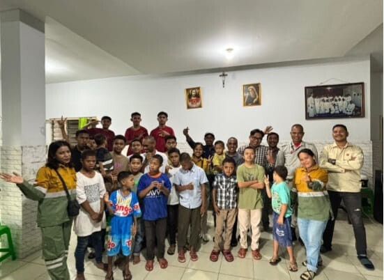 Anak-anak dan pengurus Panti Asuhan Alma bersama Kepala Teknik Panas Bumi (KTPB) PLTP Sokoria, Syamsul Muis, serta tim PT Sokoria Geothermal Indonesia saat kegiatan penyerahan bantuan (17/3).