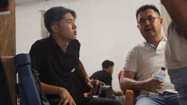 Nevan Timoty Lay bercengkrama bersama ayahnya jelang final turnamen billiard Ende Baru Cup (24/03/26)
