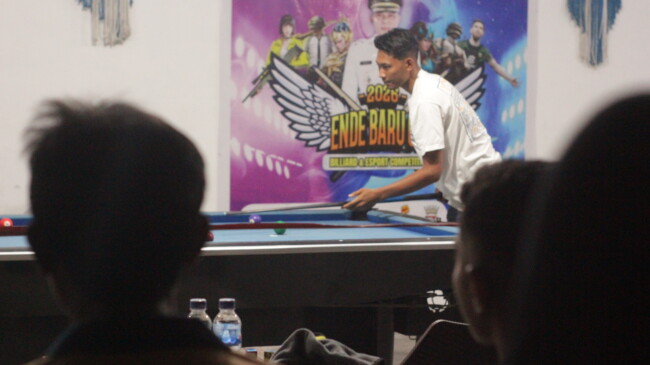 Edo Septiawan bersiap memukul bola dalam final turnamen billiard Ende Baru Cup (24/03/26)