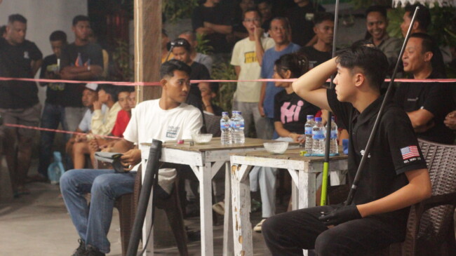 Nevan Timoty Lay (baju hitam) dan Edo Septiawan (baju putih) menempati kursi pemain jelang laga final billiard Ende Baru Cup 2026 (24/03/26)