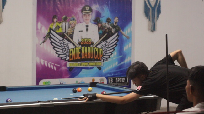 Nevan Timoty Lay memukul bola saat final turnamen billiar Ende Baru Cup (24/03/26)