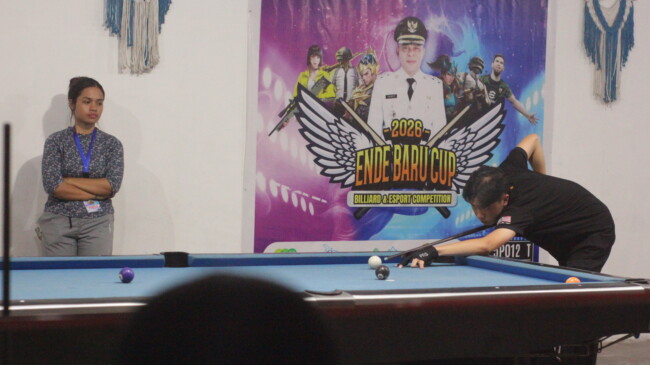 Nevan Timoty Lay memukul bola dalam final turnamen billiard Ende Baru Cup (24/03/26)