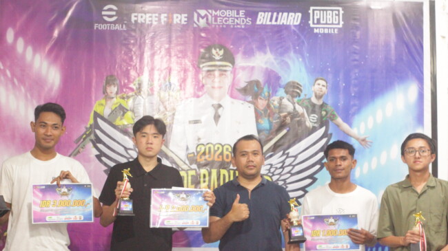 Para pemenang turnamen billiard Ende Baru Cup usai penerimaan hadiah (24/03/26)