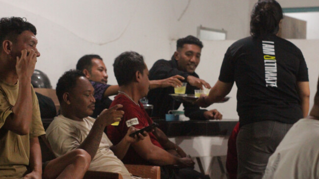 Kemeriahan turnamen, panitia menyuguhkan minuman berenegi Extra Joss secara gratis kepada penonton (24/03/26)