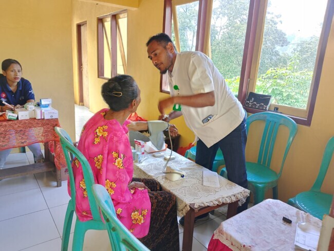 Pelayanan kesehatan gratis yang digelar oleh PT SGI kepada warga